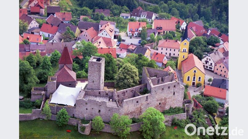 Unter dem Zeltdach der Burg Leuchtenberg wird es weiterhin nach Ende der Pandemie großes Freilichttheater des LTO geben. Bild: fz