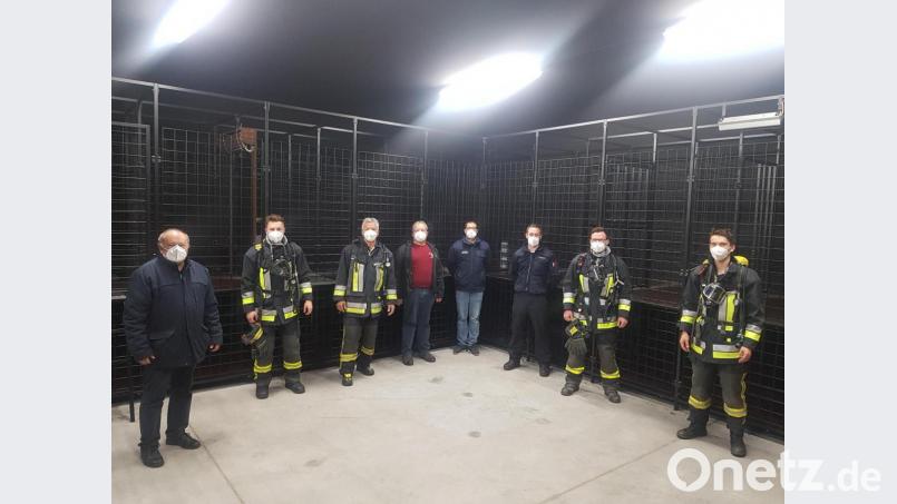 Das Team von der Waldsassener Feuerwehr beim erstmaligen Besuch der Atemschutzstrecke in Neuhaus nach der Corona-Pause gemeinsam mit dem Ausbilderteam und Kreisbrandrat Andreas Wührl (links). Bild: flm