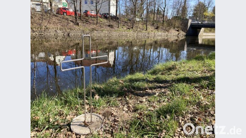 Ein Kreuz am Flutkanal nahe der Friedrich-Ebert-Straße erinnert an den jungen Mann, der dort im September 2020 ertrunken ist. Die näheren Umstände versucht ein Strafverfahren zu klären, dessen Hauptverhandlung am 15. Juni am Landgericht Weiden beginnt. Bild: ca