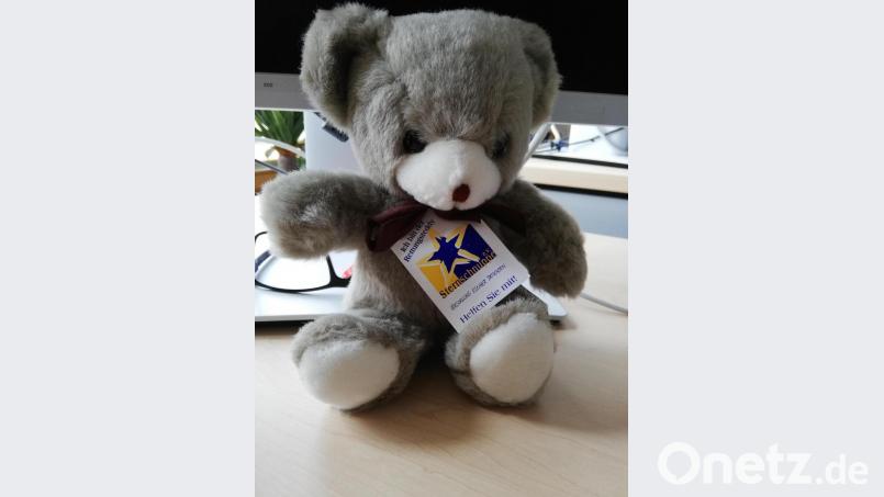 Ein Teddy und die Fürsorge der Beamten der Verkehrspolizei Weiden sorgten bei dem sechsjährige Dennis für eine gute Zeit, während er auf die Eltern wartete. Die hatten den Jungen am Autobahnparkplatz vergessen. Bild: Polizei Weiden/exb