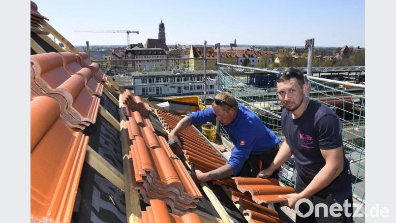 Die Ziegel sitzen fest, doch die Preise kommen ins Rutschen: Dachdecker Markus Kurz (rechts, hier auf einer Baustelle in Amberg mit der St.-Martins-Kirche im Hintergrund) berichtet von einer Verdoppelung des Holzpreises. Dämmmaterialien sollen bis zu 50 Prozent teurer sein. Bild: Petra Hartl