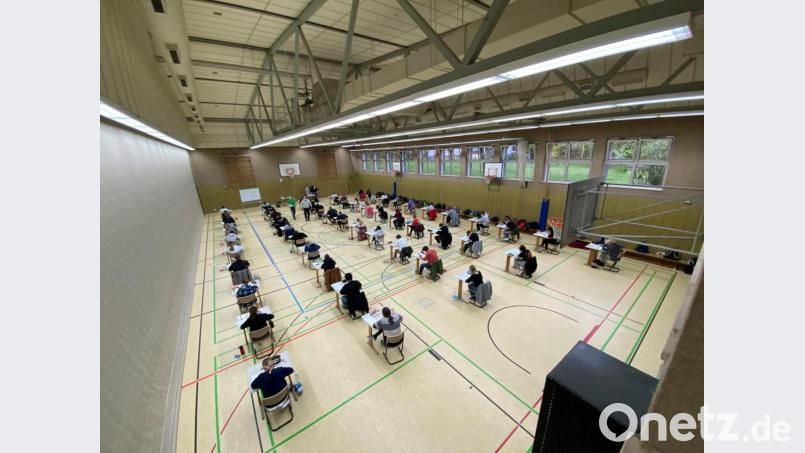 Im Erasmus-Gymnasium finden die Prüfungen in der Turnhalle statt. Die Schüler sitzen auf Abstand und tragen Masken. Bild: Christian Weiß-Mayer