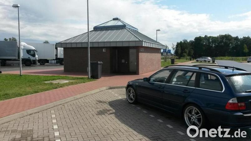 Auf dem Weg zur Oma in Landshut, machte eine dreiköpfige Familie Rast auf dem Autobahnparkplatz in Luhe-Wildenau. Knapp eine Stunde später bemerken die Eltern, dass ihr Sohn nicht mehr im Wagen sitzt. Symbolbild: Nwm-Tv/dpa