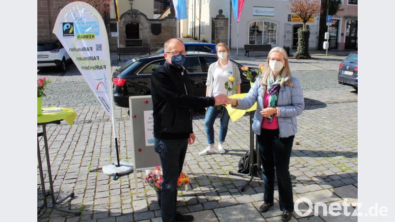 Kostenlose Fairtrade-Rosen gab es am Kemnather Stadtplatz am Tag vor Muttertag. Bild: stg