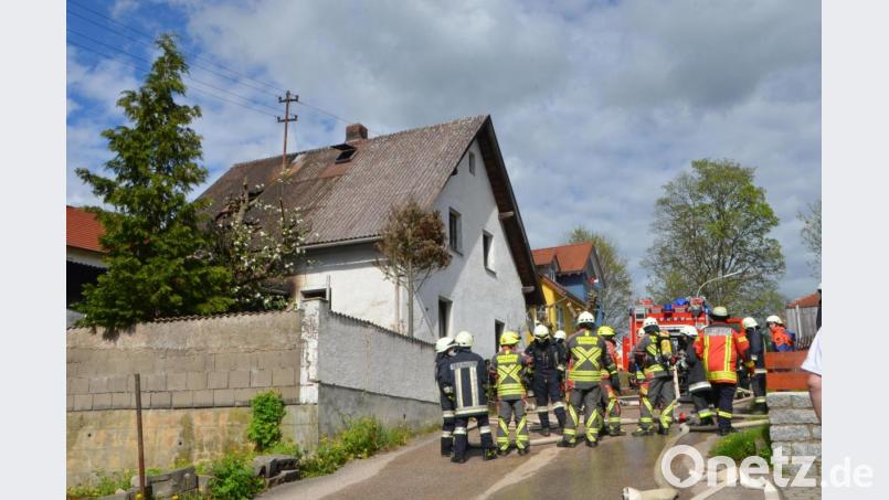 Nicht nur das hölzerne Vorhaus, sondern auch das Dach wurde durch den Brand beschädigt. Bild: dob