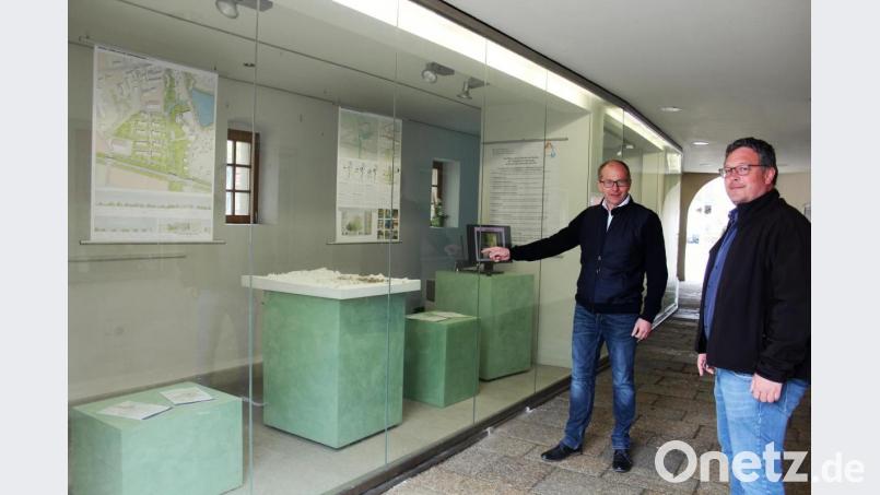Bürgermeister Roman Schäffler (links) und Bauamtsleiter Roland Sächerl animieren zur Information im Turmdurchgang. Bild: stg