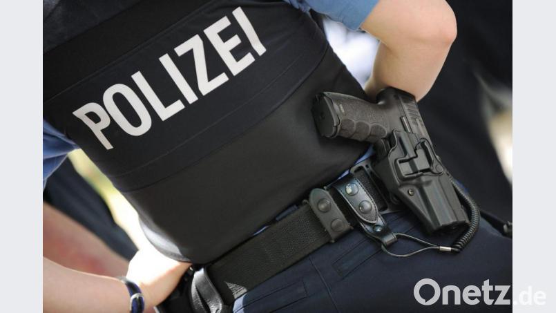 Die Amberger Polizei hat am Netto-Parkplatz vier Biertrinker angezeigt. Symbolbild: Arne Dedert/dpa