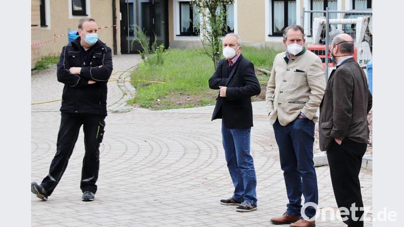 Bürgermeister Frank Zeitler (Zweiter von rechts) und Ordnungsamtsleiter Reinhard Schlosser (links daneben) ließen sich am Freitag von Schulhausmeister Erich Troidl (links) und Schulleiter Robert Häusler (rechts) die Schäden an der frisch sanierten Fassade zeigen. Bild: Thomas Dobler