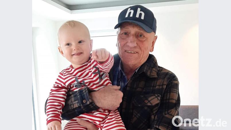 Jubilar Hermann Hennig mit Urenkel Paul. Bild: hhn