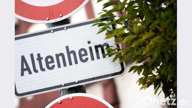 Ein Schild weist auf ein Altenheim hin. Symbolbild: Sebastian Gollnow/dpa