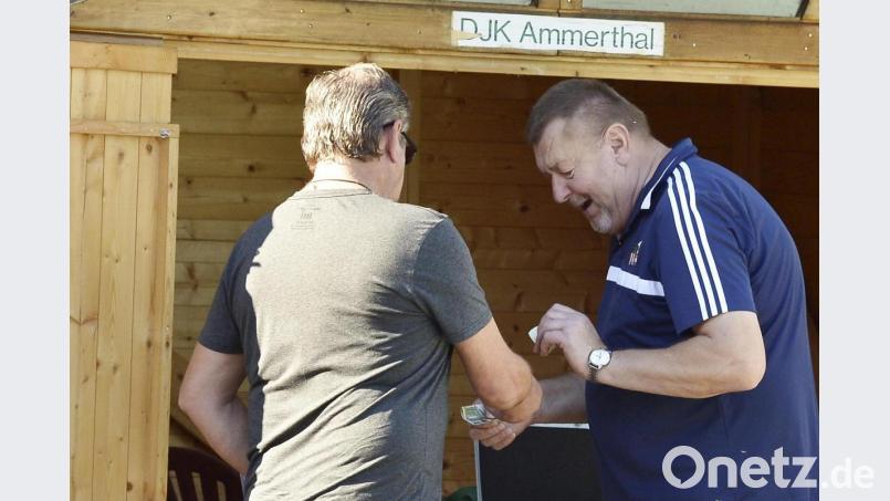 So kannten ihn alle Fußballfans: Erwin Heinrich (rechts) an der Kasse der DJK Ammerthal. Archivbild: Hubert Ziegler