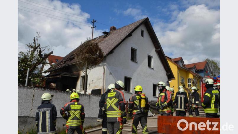 Nicht nur das hölzerne Vorhaus, sondern auch das Dach wurde durch den Brand beschädigt. Bild: dob