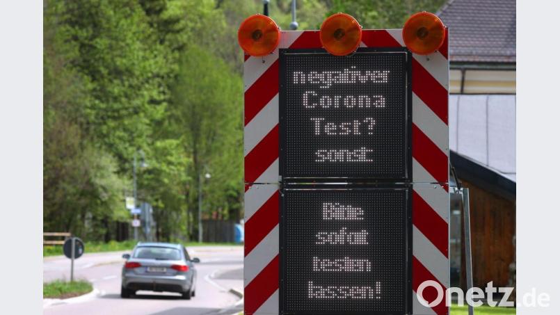 Auf einer Tafel ist „Negativer Corona Test? Sonst bitte sofort testen lassen“ zu lesen. Bild: Karl-Josef Hildenbrand/dpa