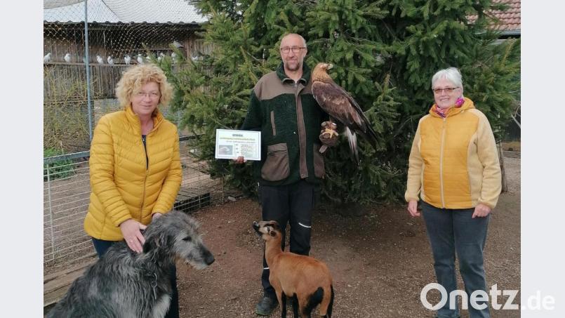 Hans Weiß, der Leiter der Tierauffangstation in Kümmersbuch, bedankt sich bei Gudrun Quarder (links) und Veronika Pröls vom Schnäppchen- und Flohmarktladen Vilseck für die Spende. Bild: rha