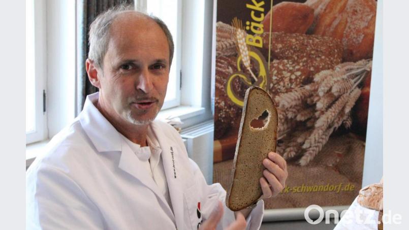 Seit 15 Jahren kommt der sachverständige Bäckermeister Manfred Stiefel zur Brotprüfung nach Schwandorf. Bild: Hirsch