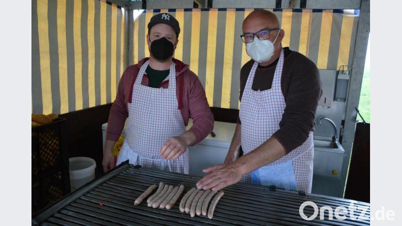 Fördervereinsvorsitzender Bernhard Lux (rechts) und Christoph Härtl bereiteten Bratwürste für die Gottesdienstbesucher und weitere Interessenten zu. Der Förderverein wollte damit wenigstens einen kleinen Teil des Angebots auf die Beine stellen, das sonst beim Kapplfest zu finden ist. Bild: jr