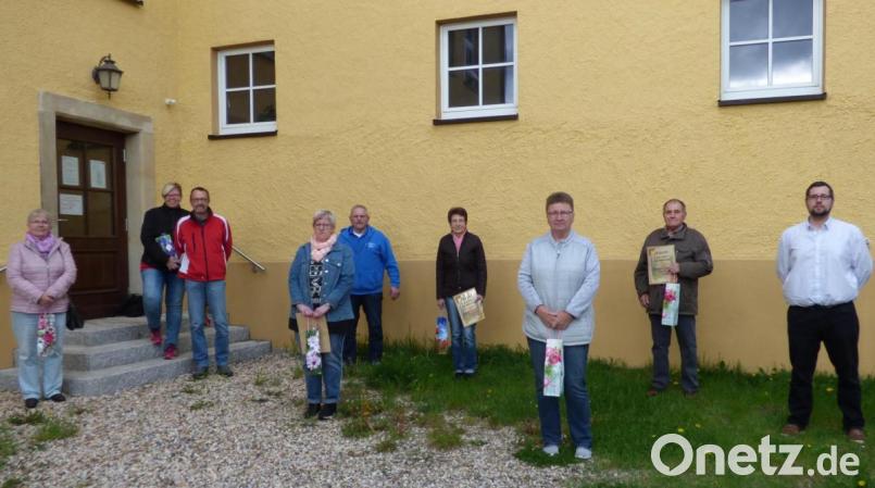 Es ist stets nicht einfach zu bewerkstelligen, dass sich alle zu ehrenden Mitglieder zu einem gemeinsamen Termin einfinden können. Gekommen sind Martha Anger, Heidi und Ralf Schupfner, Hannelore Wilhelm, Albert Ficker, der Vorsitzende der Wanderfreunde, Erna Schupfner, Petra Sieder, Werner Kraus sowie zweiter Vorsitzender Anton Haberl (von links). Bild: mng