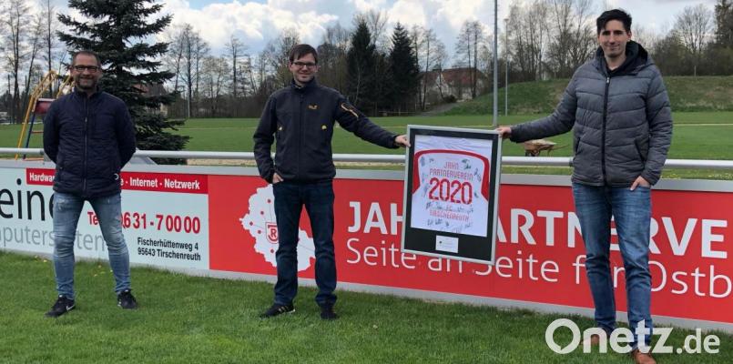 Der FC Tirschenreuth ist Partnerverein des SSV Jahn Regensburg. Im Bild (von links) FC-Vorsitzender Harald Siegert, Jugendleiter Marco Schwägerl und Daniel Brunner vom SSV Jahn Regensburg. Bild: axs