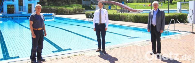 Bei der Stippvisite in Erbendorf besuchte Bundestagsabgeordneter Albert Rupprecht (Mitte) auch das Freibad. Für die Einrichtung gibt es 500 000 Euro Förderung. Mit auf dem Bild Bademeister Roman Siegert (links) und Bürgermeister Johannes Reger (rechts). Bild: njn