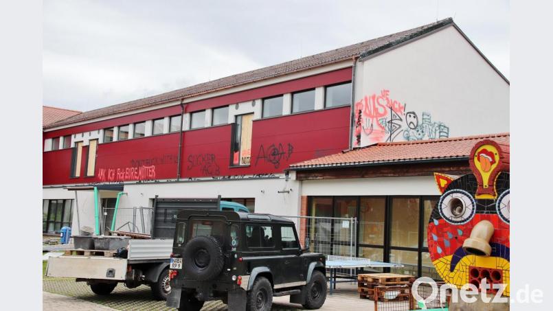 Vom Dach des flachen Gebäudeteils (rechts) erreichten die nächtlichen Sprayer höher gelegene Fassadenteile des sanierten Schulteils und der Turnhalle. Bild: Thomas Dobler