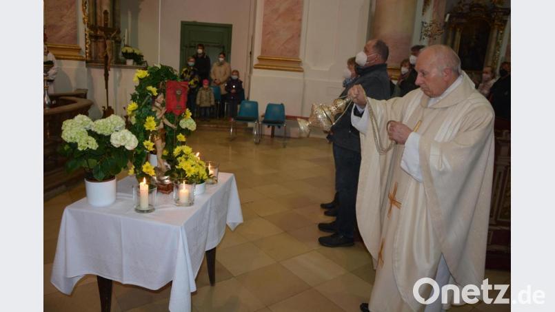 Kapplpfarrer Friedhelm Czinczoll segnete zu Beginn des Gottesdienstes die geschmückte Christusfigur, die später ins Gewölbe der Dreifaltigkeitskirche hochgezogen wurde. Im Vorjahr hatte man auf diese Tradition verzichtet. Bild: jr