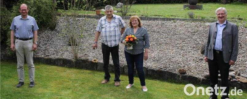 Ihrer ehemaligen Mitarbeiterin Gunda Bäumler, mit Ehemann Karl Heinz, gratulierten Verwaltungsrat Hubert Wojtenek (links) und Bürgermeister Johannes Reger (rechts) zum 70. Geburtstag. Bild: njn