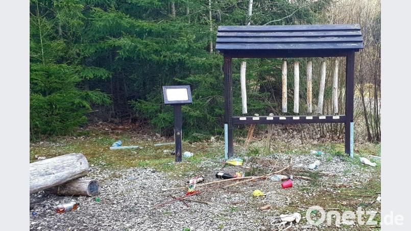 Pure Zerstörungswut und dazu noch wilde Müllablagerung: In der Wagensaß haben Vandalen gewütet. Bild: Polizei Sulzbach-Rosenberg/exb