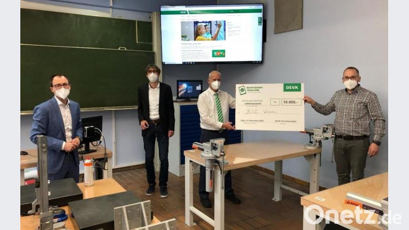 Der symbolische Spendenscheck wurde von den Vertretern der DEVK, Sven Delatron (links) und Gerhard Klomp (Dritter von links), in den Werkstätten des BSZ übergeben. Oberstudiendirektor Thomas Metzler (Zweiter von links) und Oberstudienrat Andreas Büttner (rechts) stellten dabei das neu angeschaffte 82-Zoll-Display für die Digitalisierung eines Arbeitsraumes vor. Bild: wro