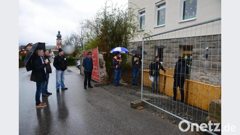 Vor Kellertüre des Raumes der neuen &quot;Dehn-Gruppe&quot; soll eine Bretterbarriere die Kinder vor unkontrolliertem Laufen auf die Straße bewahren. Im Bereich dieser Barriere wird noch die vorhandene Böschung gesichert. Parkplätze werden nicht mehr errichtet. Bild: bey