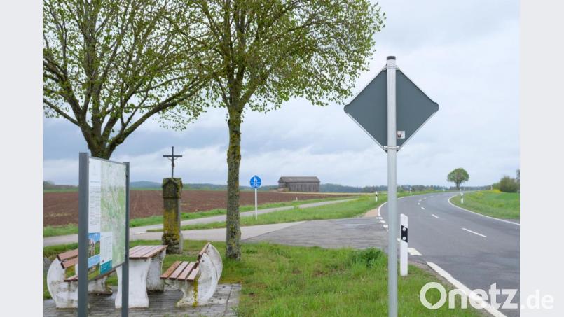 Auf der Suche nach einem Funkmast-Standort für Oberbibrach fand sich für den Gemeinderat und die Projektanten ein guter Platz zirka 400 Meter nord-westlich des Ortsrandes in der Nähe dr Radwegverbindung Oberbibrach-Vorbach und der Kreisstraße (unser Bild) Bild: do