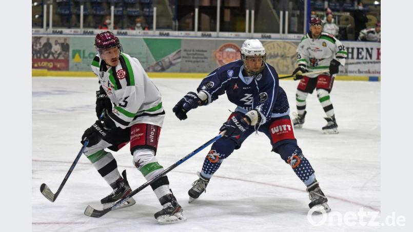 Philipp Siller (rechts, Szene aus einer Partie gegen die Starbulls Rosenheim) stürmt auch in der kommenden Saison für die Blue Devils Weiden. Archivbild: gb