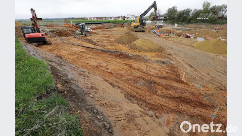 Über diesen neuen Kreisverkehr wird das Baugebiet Kennedystraße Süd 2 erschlossen. Die Arbeiten liegen laut Angaben der Stadt im Zeitplan. Voraussichtlich schon ab Juli soll hier der Verkehr rollen. Bild: Wolfgang Steinbacher