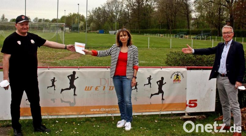 Bereits 30 Mal in Gold hat Christina Bertelshofer (Mitte) das Sportabzeichen abgelegt. Die Urkunde überreichte Prüfer Klaus Kaiser (links). Vorsitzender Reinhold Wildenauer gratulierte. Bild: R. Kreuzer