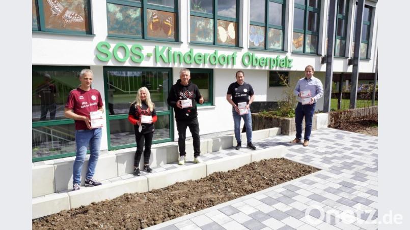 Jochen Ullmann, Tina Zeulner, Jürgen Bergmann und Matthias Hösl (von links) übergaben die FFP2-Masken an Dorfleiter Holger Hassel (rechts). Bild: bkr