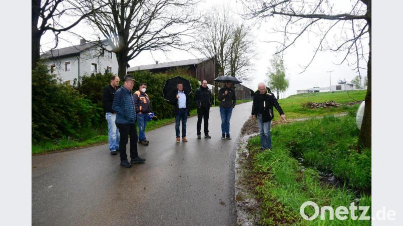Im Ortsteil Thomasgschieß schauten sich Bürgermeister Reiner Gäbl (Vierter von links) und die Mitglieder des Bauausschusses die Entwässerungsgräben entlang der Dorfstraßen an. Im Graben (rechts im Bild) war das Wasser schwarz gefärbt. An anderer Stelle hat es den Ortsgraben zugeschwemmt. Der Markt Eslarn lräumt die Gräben, wird aber die Anlieger auffordern ihr Abwasser künftig ordnungsgemäß´zu beseitigen. Bild: bey