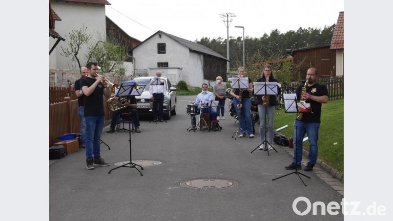 Eine kleine Abordnung der Ammerthaler Blaskapelle umrahmt die Freiluftmesse in Fuchsstein musikalisch. Bild: Kerstin Ebi/exb