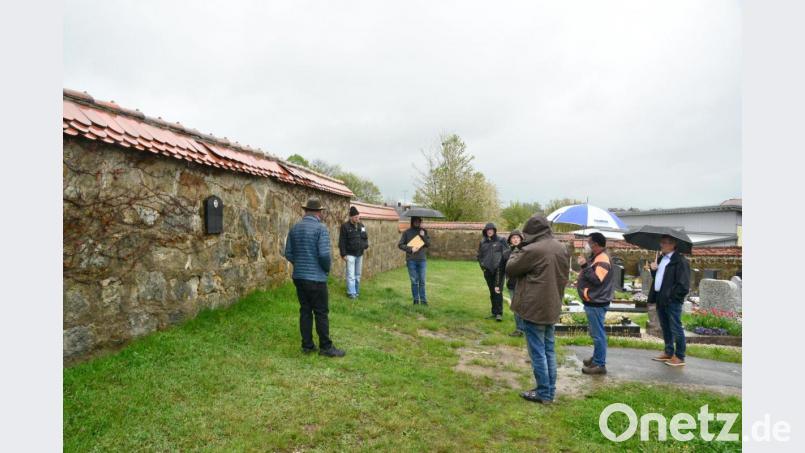 Bauhofleiter Anton Hochwart (Fünfter von links) stellt dem Bauausschuss mit Bürgermeister Reiner Gäbl (rechts) die Notwendigkeit der Sanierung oder des Neubaus der Friedhofsmauer vor. Kostenpunkt: geschätzte 100 000 Euro. Bild: bey