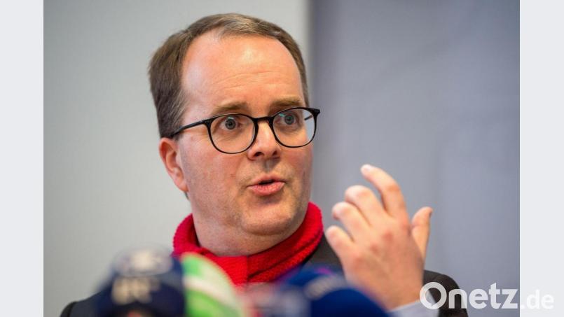 Markus Rinderspacher (SPD) spricht auf einer Pressekonferenz. Bild: Lino Mirgeler/dpa