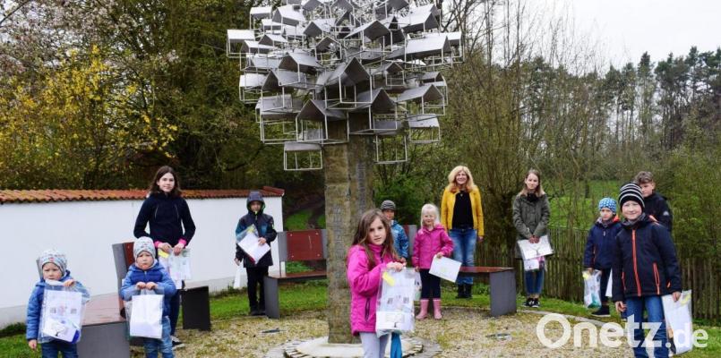 Stolz zeigen die Kinder ihre Kunstwerke, hinten Vorsitzende Doris Schmidt von der Dorfgemeinschaft Viehberg. Bild: oe