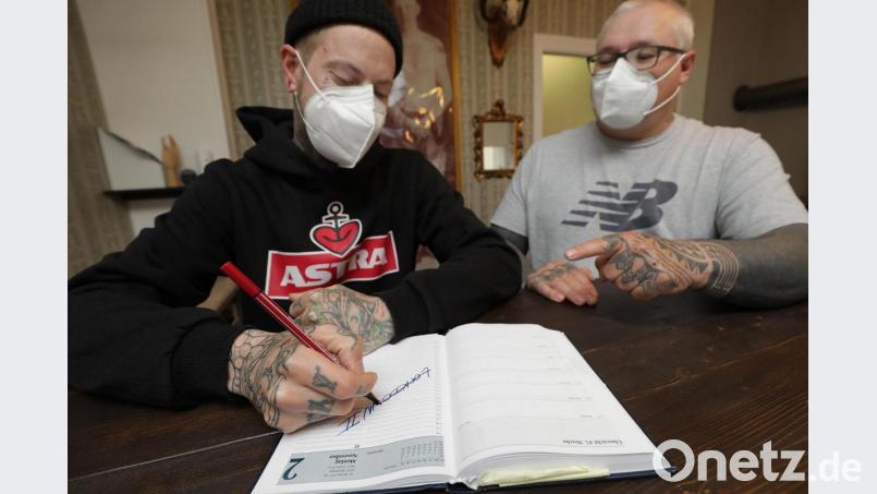 Das Wort Lockdown, das er am 2. November 2020 in seinen Kalender eingetragen hat, kann Michael Lehmeier (links) jetzt durchstreichen. Das Tattoo-Studio von Swen Dugajczyk (rechts) darf wieder Kundentermine wahrnehmen. Bild: Wolfgang Steinbacher