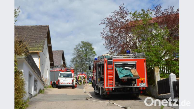 Feuerwehr und Rettungskräfte eilten am Freitagnachmittag zu einem Brand in die Bergstraße in Eslarn. Bild: dob