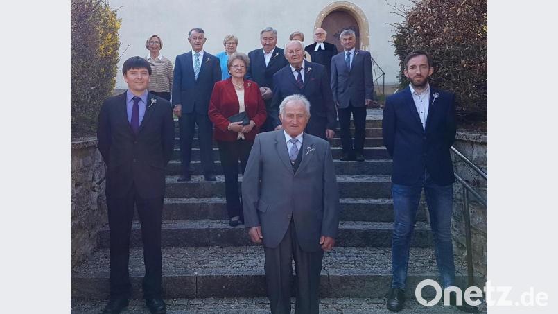 Ein Gnadenkonfirmand (Hans Scharrer, vorne Mitte), zwei Silberne (Andreas Schwemmer, links) und Timo Hieltel (rechts vorne) sowie zwei Eiserne (Ehepaar Seitz) und sechs Diamantene feierten ihre Jubelkonfirmation. Bild: wku