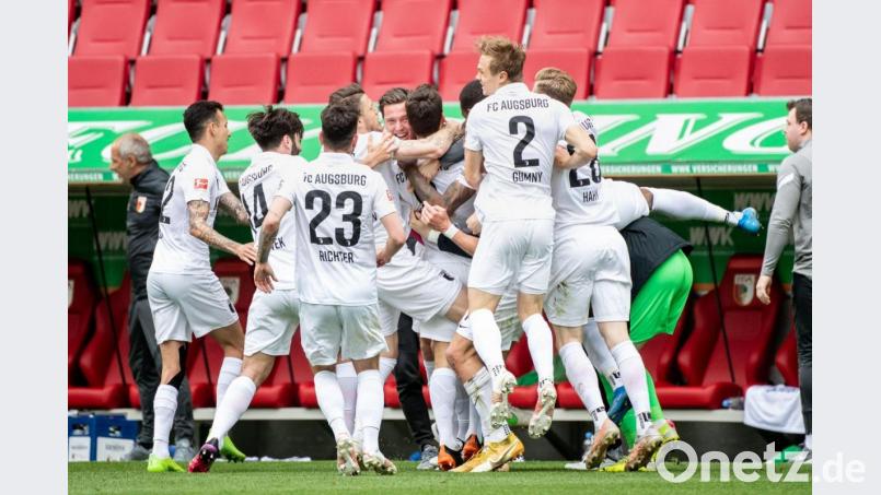 Der FC Augsburg bejubelt den Treffer von Rani Khedira (M). Bild: Matthias Balk/dpa