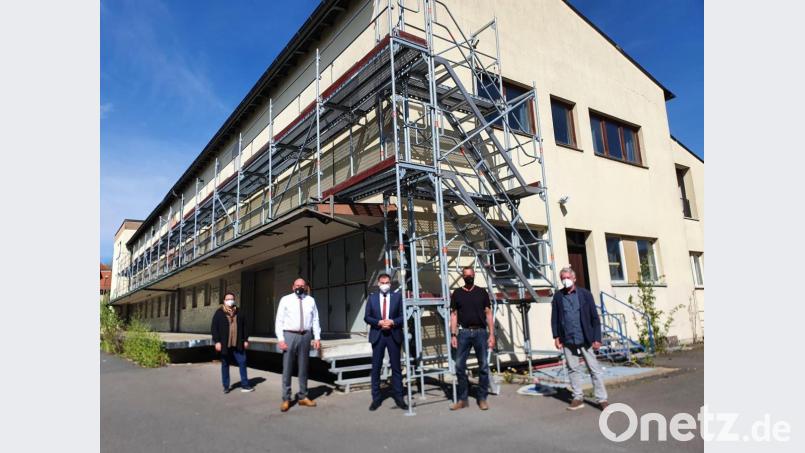 Wird in Kürze abgerissen: der alte Milchhof. Unser Bild zeigt (von links) Maria-Magdalena Stöckert, die Leiterin der Abteilung Hochbau, Oberbürgermeister Oliver Weigel, Landrat Peter Berek, Projektleiter Alexander Rieß und Gerhard Reger, Gebäude-Management beim Landratsamt. Bild: Peggy Biczysko/FPH