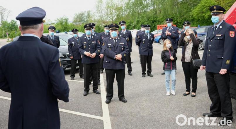 Kreisbrandrat Robert Heinfling (links) nahm die Glückwünsche der Feuerwehrkameraden zum 65. Geburtstag entgegen. Rechts sein Nachfolger Christian Demleitner. Bild: Hirsch