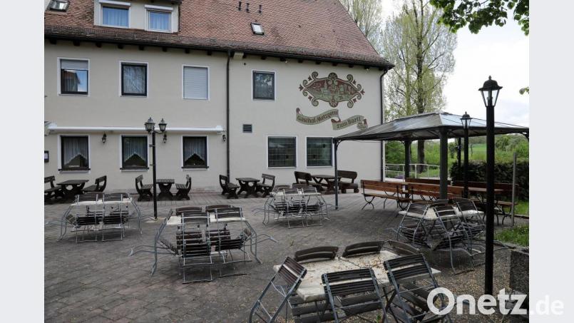 Hochgeklappte Stühle und ein menschenleerer Hof: Im Bartl-Biergarten herrscht momentan Tristesse - das wird noch mindestens bis Pfingsten so bleiben. Bild: Wolfgang Steinbacher