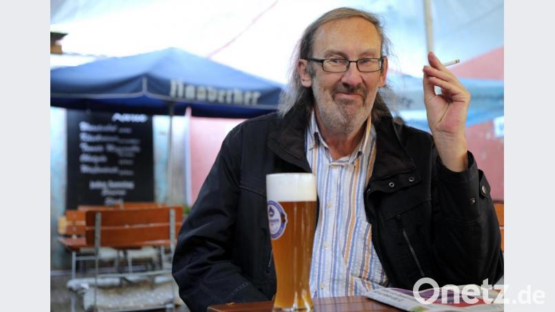 Biergärten dürfen in Amberg unter Auflagen wieder öffnen: Werner Birner war am Samstag um 10 Uhr der erste Gast im Wild-Vaitl. Bild: Wolfgang Steinbacher