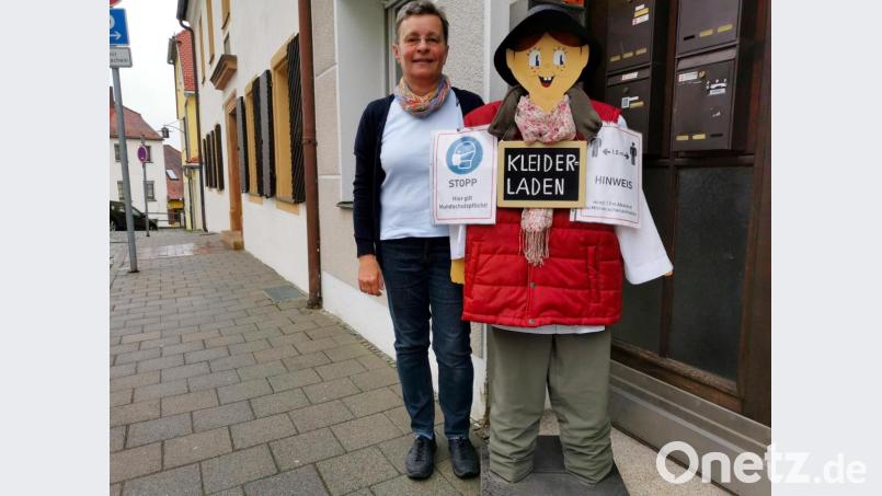 Mit sportlicher Wanderkleidung lädt die Kleiderpuppe vor dem Ökumenischen Kleiderladen dazu ein, sich aktuelle Sommergarderobe zu kaufen. Christine Lier, die Leiterin des Kleiderladens, erinnert aber an die Hygienevorschriften. Bild: cog