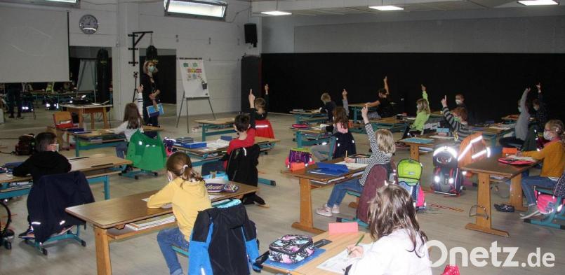 Die Klasse 2a wird im Fitnessstudio an der Hauptstraße unterrichtet. Den Unterricht leitete am Tag des Besuches von Oberpfalz-Medien die Teamlehrkraft an der Wiesauer Grundschule, Aliaksandra Tkachuk. Bild: wro