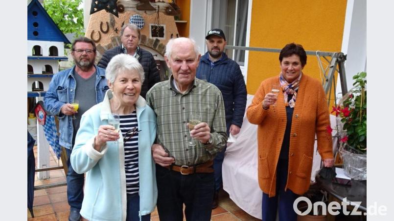 Etliche Gratulanten überbrachten Margareta Bayer (vorne links) persönlich die Glückwünsche zum 85. Wiegenfest. Neben einer Abordnung des VdK fand sich auch Pfarrer Johann Spitzhirn (hinten rechts) ein. Bild: hm